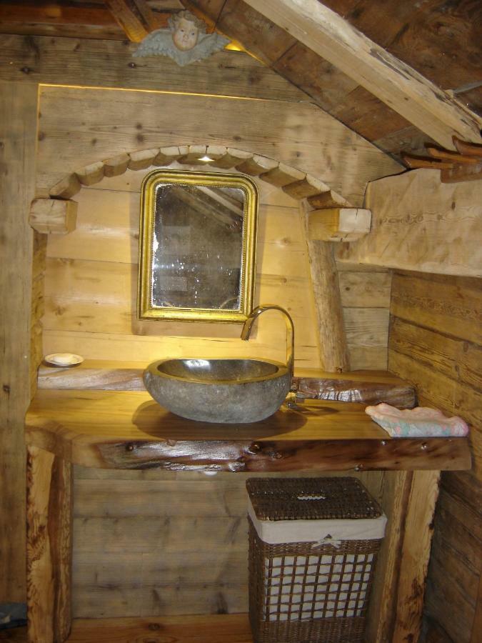 Reine des Aravis - chalet isolé Flumet Exterior foto
