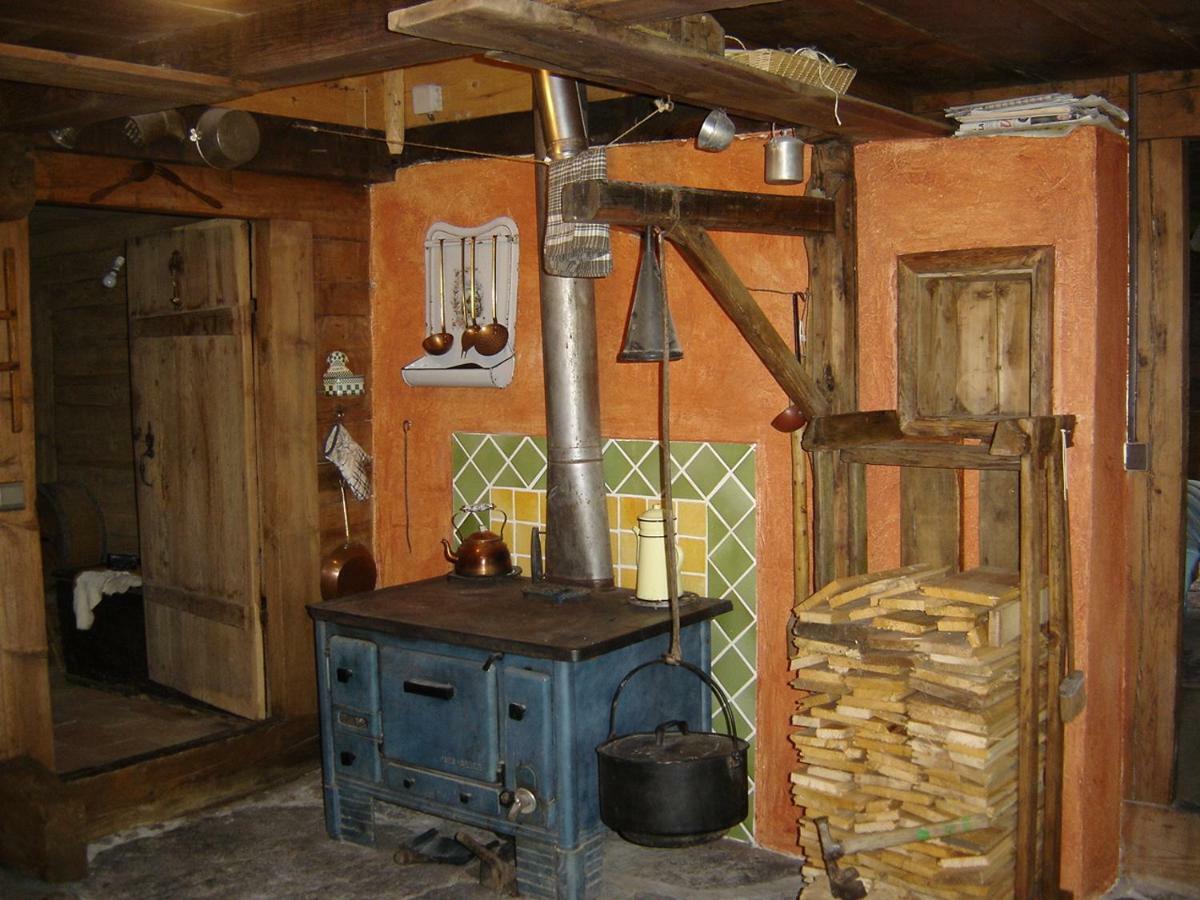 Reine des Aravis - chalet isolé Flumet Exterior foto